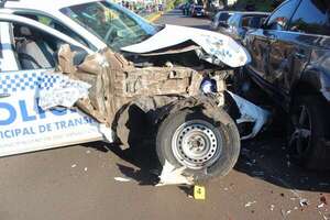 Camioneta de la PMT embistió contra autos estacionados en Encarnación - Policiales - ABC Color