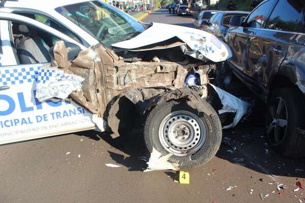 Camioneta de la PMT embistió contra autos estacionados en Encarnación - Policiales - ABC Color