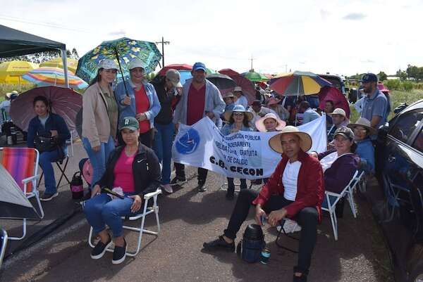 Docentes no descartan continuar con la manifestación por tiempo indefinido - Nacionales - ABC Color