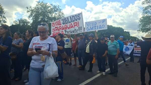 Docentes y policías jubilados cierran ruta en Paraguarí por una jubilación digna - Nacionales - ABC Color