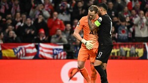 El portero del Tottenham, sustituido a los 17' por sus errores