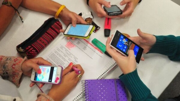Paraguay se suma a la tendencia global de restringir el uso de celulares en las escuelas