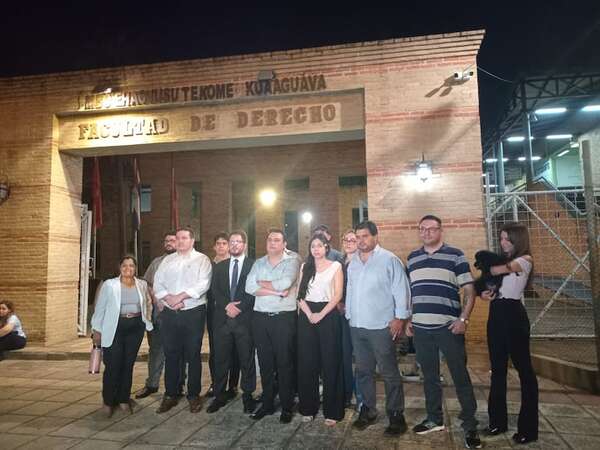 Derecho UNA: estudiantes piden destitución de docente tras presunta injerencia en elecciones - Política - ABC Color