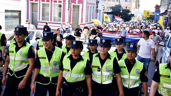 Masivo primer día de movilización docente y se prevé reunir hoy más