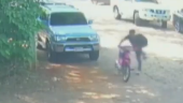 Mientras estaba rezando en misa, le robaron la moto a una doña