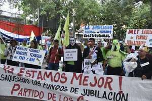 Reforma de la caja fiscal: docentes vuelven a copar el microcentro de Asunción - Nacionales - ABC Color