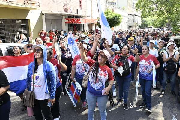 EN VIVO: docentes se manifiestan contra la reforma de la caja fiscal - Política - ABC Color