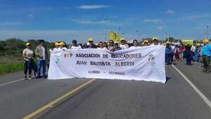 Docentes de Ñeembucú se movilizan contra la reforma de la Caja Fiscal - Nacionales - ABC Color