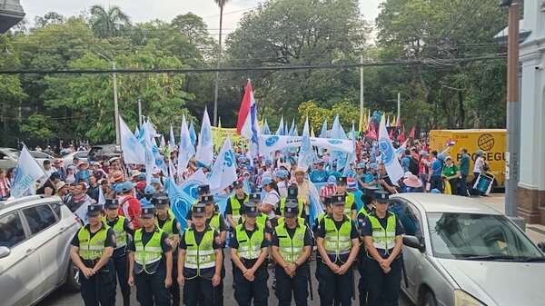Los satíricos personajes que se destacan en la marcha docente  - Nacionales - ABC Color