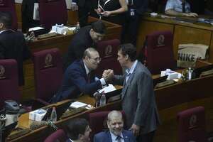 Cartistas dan blindaje a Erico Galeano, senador condenado por sus vínculos con el crimen organizado - Política - ABC Color