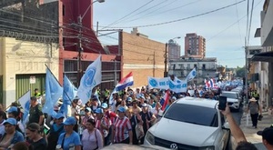 Cerca de 30 buses trasladarán a docentes de la UNA a protesta contra la Caja Fiscal