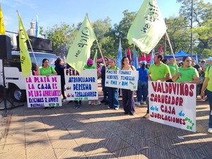 Docentes anuncian cierres de rutas y paro total mientras más de un millón de alumnos quedan sin clases