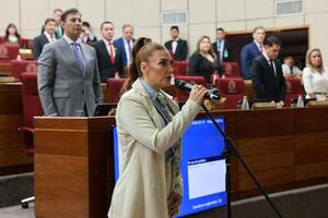 "Por un país sin narcotráfico", dijo Guadalupe Aveiro, tras jurar como senadora en reemplazo de Erico Galeano
