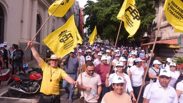 Docentes inician multitudinaria marcha en microcentro de Asunción por reforma de Caja Fiscal