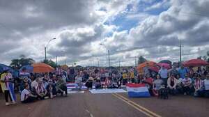 Caja fiscal: maestros, policías jubilados y familiares de policías cierran de forma intermitente la ruta PY05 - Nacionales - ABC Color