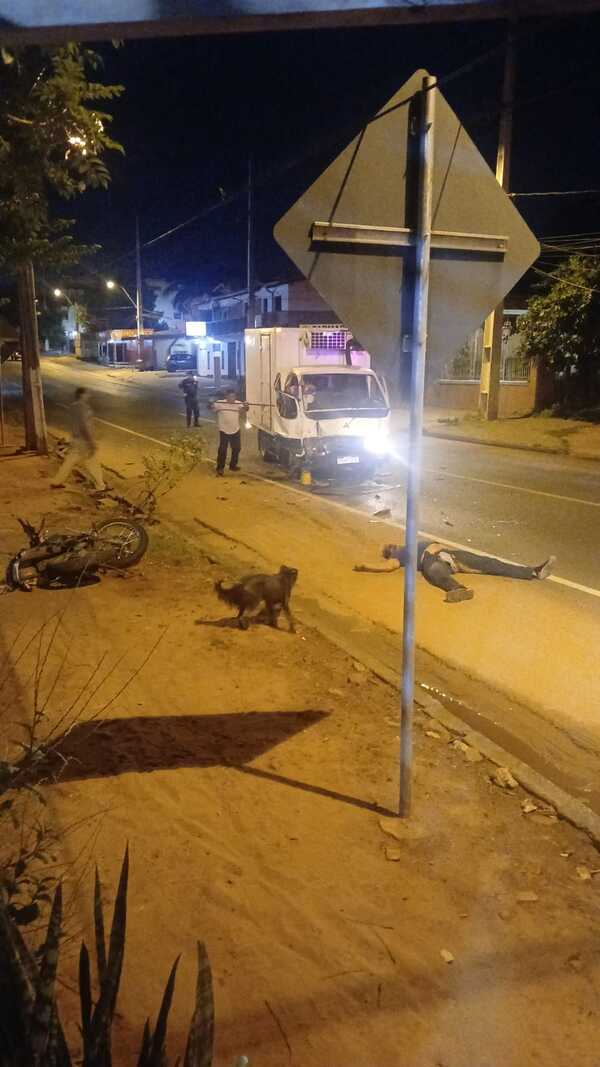 Popular / Motociclista omano en choque frontal contra un camión