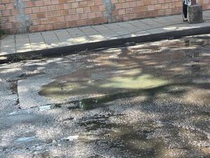 Video: cloaca se extiende por la calle y genera insoportable olor - Crónicas Ciudadanas - ABC Color