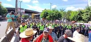 Caja fiscal: docentes bloquean paso internacional en Ciudad del Este  - ABC en el Este - ABC Color