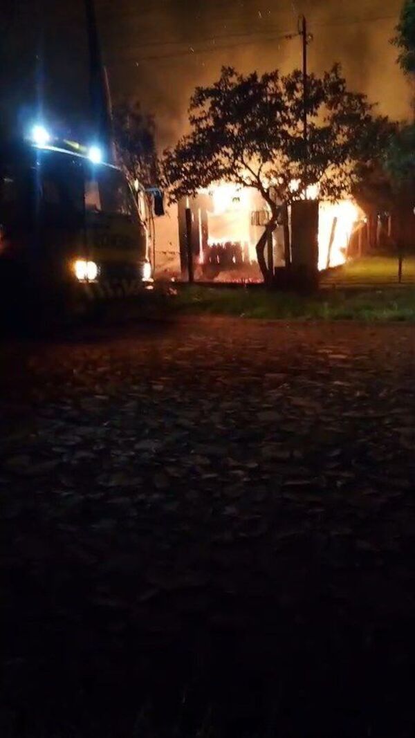 Investigan incendio que consumió una vivienda en Hohenau tras presunto robo