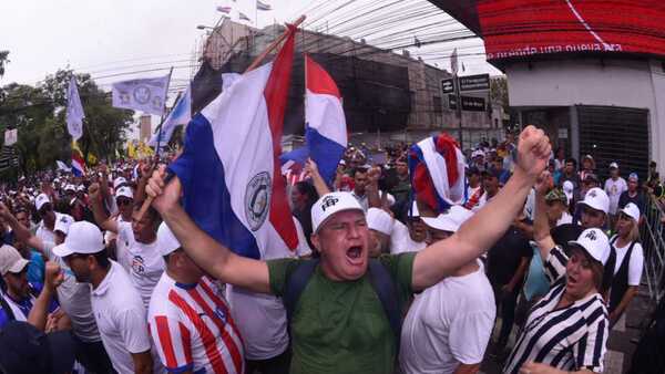 Senado ajusta la reforma de jubilaciones rechazada por docentes movilizados