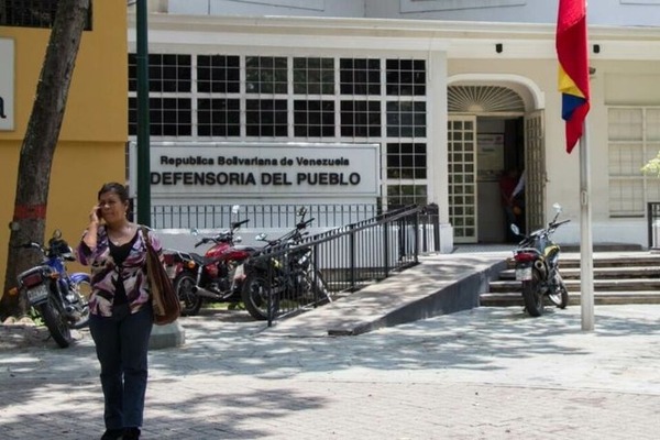 Defensoría del Pueblo interviene por cobro irregular en baño escolar de Ñemby - ADN Digital