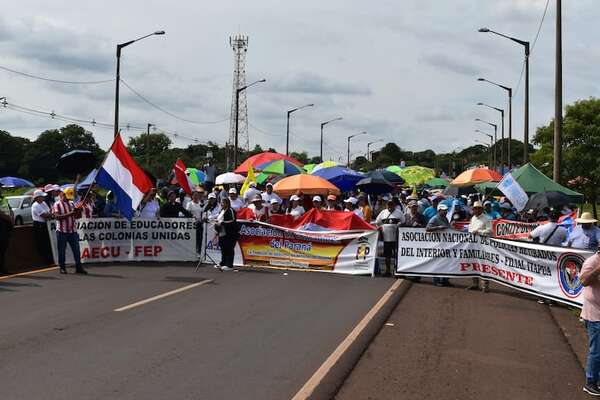 Docentes y oficiales en retiro cierran rutas en Itapúa - Nacionales - ABC Color