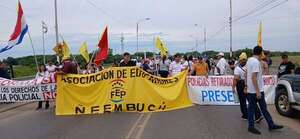 Docentes de Ñeembucú marchan en Pilar y realizan cierre intermitente en acceso a la ciudad - Nacionales - ABC Color