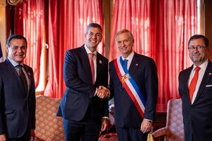 Popular / Peña oñe'e con su nuevo par de Chile sobre la carne paraguaya