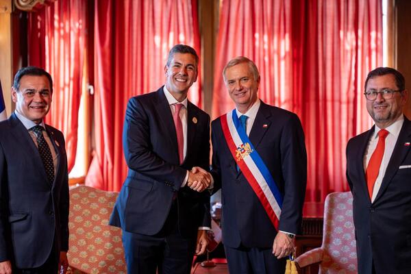 Popular / Peña oñe'e con su nuevo par de Chile sobre la carne paraguaya