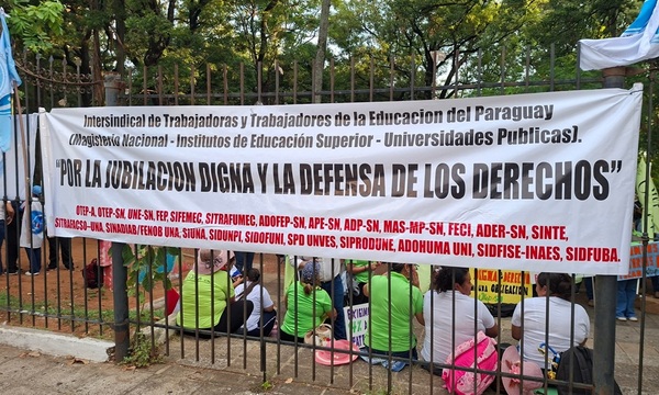 Gremios docentes mantienen protestas pese a ajustes del Senado a la reforma de la Caja Fiscal - OviedoPress