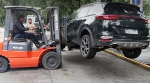 Popular / Mañami cómopa removieron una camio con chapa paraguaya en Argentina por estacionarse en doble fila