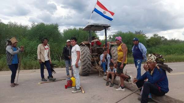 Ayoreos endurecen su postura y continúa el cierre de ruta en el Chaco en reclamo de kits de víveres - Noticias del Chaco - ABC Color