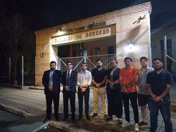 Derecho UNA: alumnos dicen que denuncia contra docente es por “no saber perder” una elección - Nacionales - ABC Color