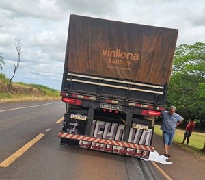 Colisión entre motocicleta y camión en Ybyrarobaná se cobra la vida de una menor