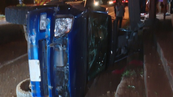 Aparatoso vuelco en Ñemby: conductor era un menor de edad - trece