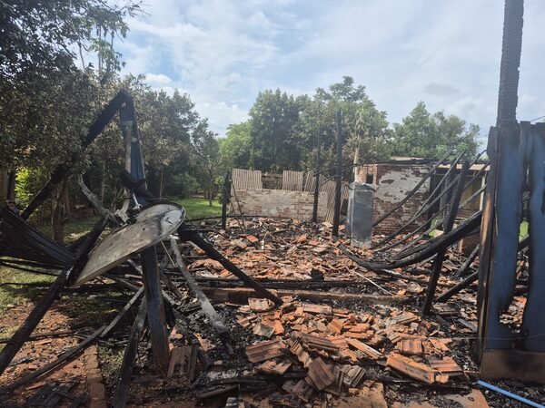  INCENDIO CONSUMIÓ POR COMPLETO UNA VIVIENDA EN HOHENAU