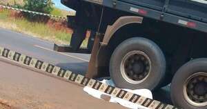 La Nación / Ybyrarobana: niña de 13 años al mando de una motocicleta murió arrollada por un camión