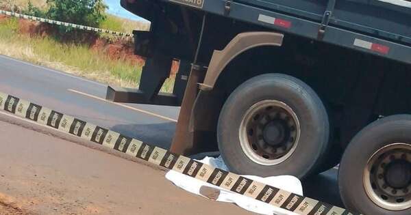 La Nación / Ybyrarobana: niña de 13 años al mando de una motocicleta murió arrollada por un camión