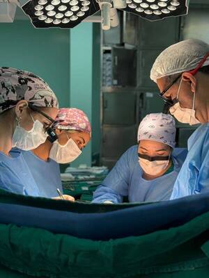 Implantan corazón artificial a adolescente de 15 años - trece