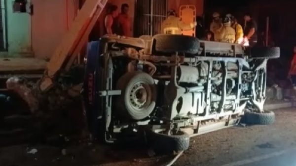 Joven impacta contra columna de la ANDE y termina volcando en Acceso Sur