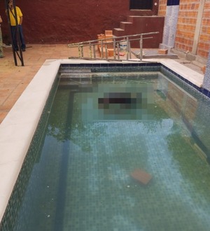Albañil fue hallado sin vida en la piscina de una quinta en Roque Alonso - trece