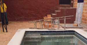 Albañil muere tras caer a una piscina en Mariano Roque Alonso - Noticiero Paraguay