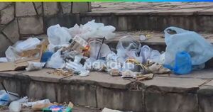 Protesta de docentes deja la Plaza de Armas convertida en un basural