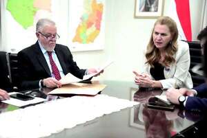 Ya no tienen remedio: Titular de IPS y ministra de Salud siguen escondiéndose del Congreso - Política - ABC Color