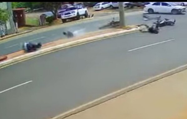 Popular / Chofer tarova, salió al paso de  moto y huyó dejando tres heridos