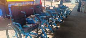 Municipalidad de Encarnación y Fundación “Jesús Responde” entregan sillas de ruedas a adultos mayores