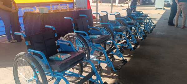 Municipalidad de Encarnación y Fundación “Jesús Responde” entregan sillas de ruedas a adultos mayores