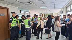 Escrachan a presidente de Caja Municipal, tras suspensión de la preliminar