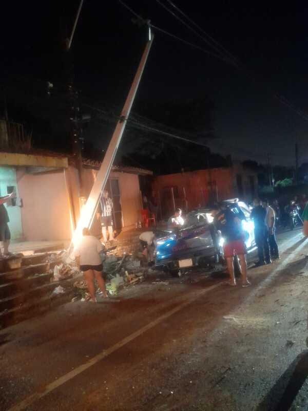Popular / Joven que conducía aparentemente tatáre, volcó y frenó por  una columna