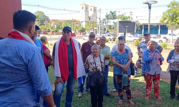 Adultos mayores de Coronel Oviedo exigen apoyo del intendente para viajar a la movilización nacional - OviedoPress